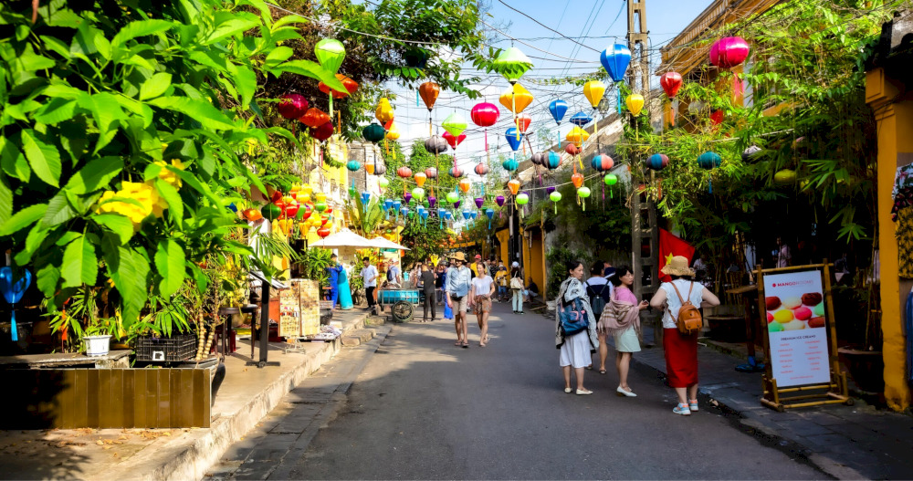 Le Loi street with charming lantern-lit